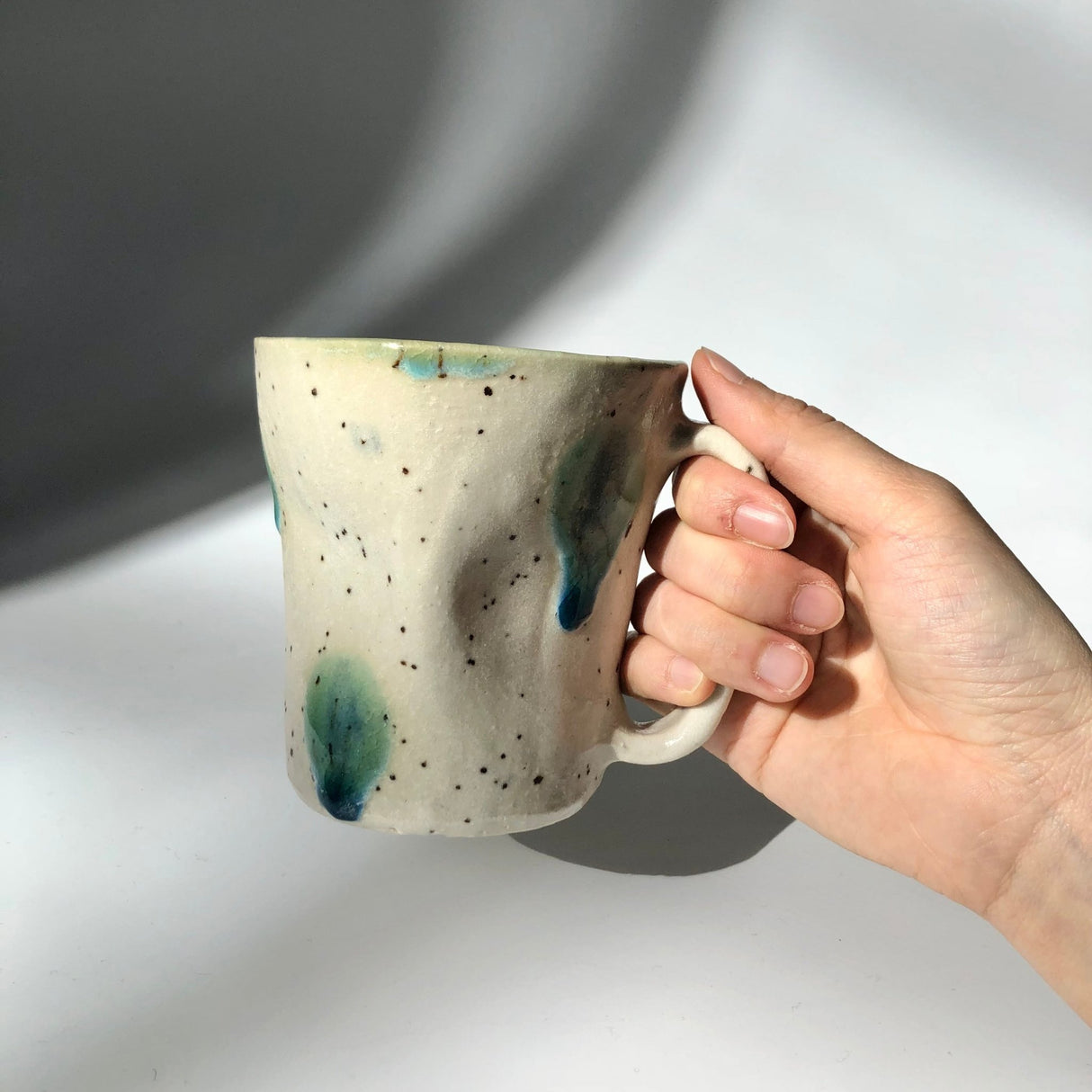 Hiroshi Hirai: Heart Shaped Mug Cup, Green Accents - tokinari.live