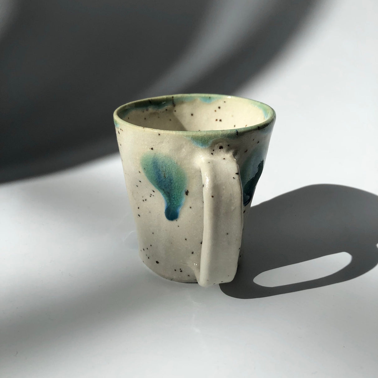 Hiroshi Hirai: Heart Shaped Mug Cup, Green Accents - tokinari.live