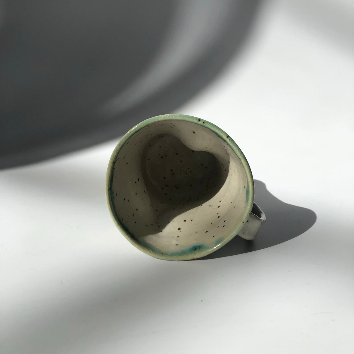 Hiroshi Hirai: Heart Shaped Mug Cup, Green Accents - tokinari.live