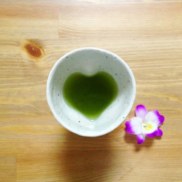 Hiroshi Hirai: Heart Shaped Mug Cup, Green Accents - tokinari.live