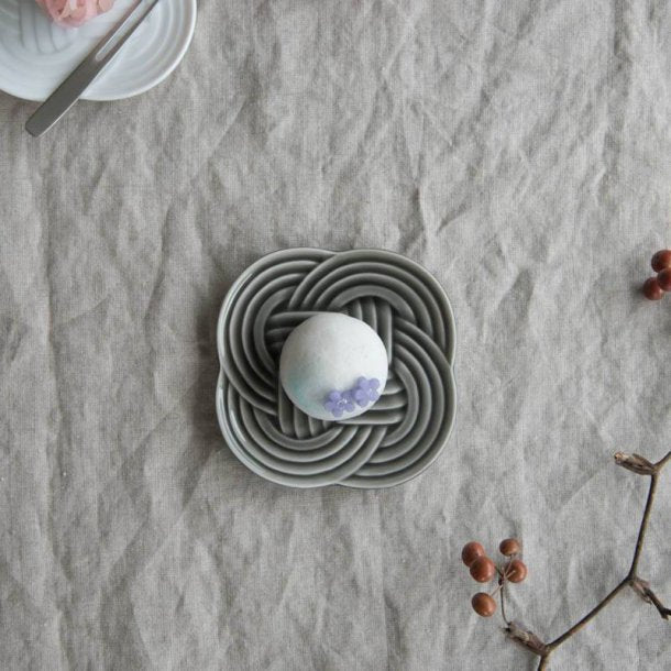 Oda Pottery: Wagashi Plate Gray (10.5 cm) - tokinari.live