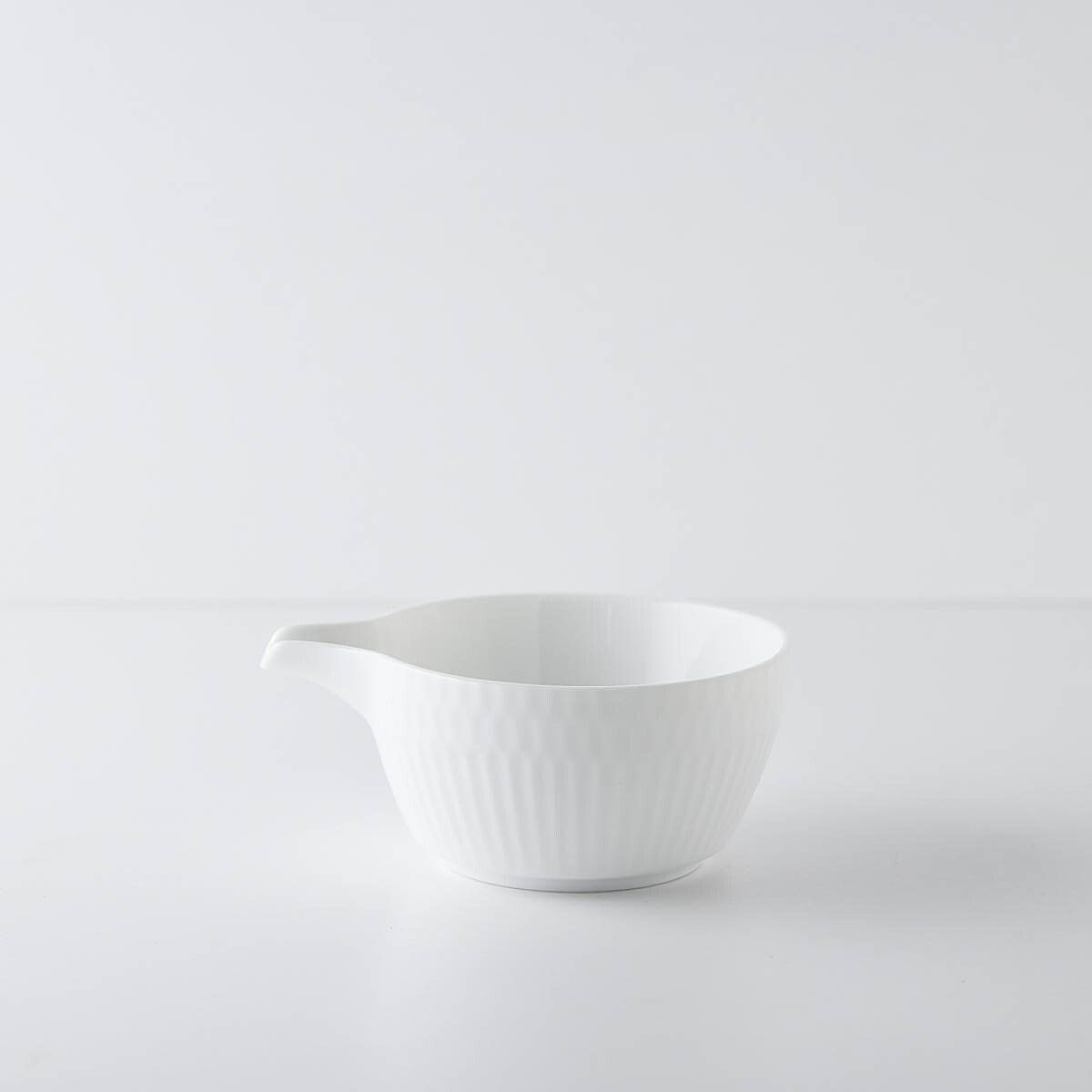 Oda Pottery: Sazanami Design Porcelain Bowl with Pouring Lip (White) 小田陶器さざなみ片口小鉢（白）