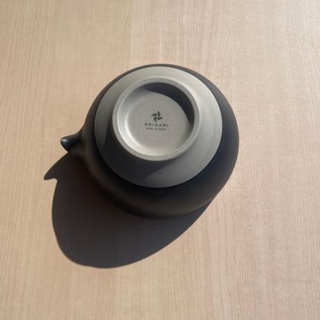 Origami Tea - Pour Sumi - Minoyaki Porcelain Matcha Bowl with Pouring Lip　抹茶碗ポア 炭ブラック back tokinari.live