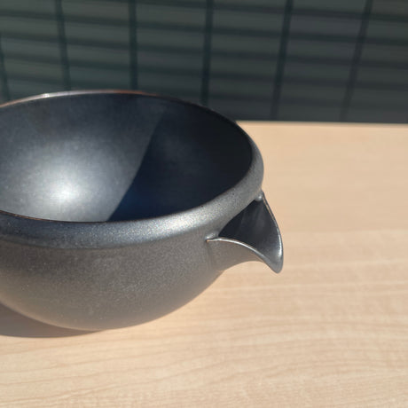 Origami Tea - Pour Sumi - Minoyaki Porcelain Matcha Bowl with Pouring Lip　抹茶碗ポア 炭ブラック side tokinari.live