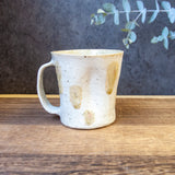 平井 弘：ハート型マグカップ、黄色のアクセント