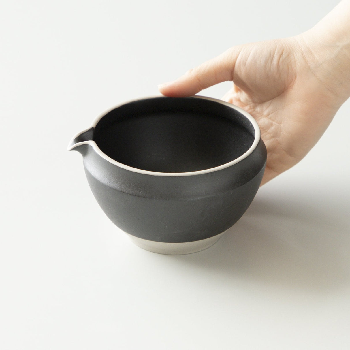 (while stock lasts) Origami Tea Akatsuki Black Minoyaki Porcelain Matcha Bowl with Pouring Lip　抹茶碗 暁月ブラック