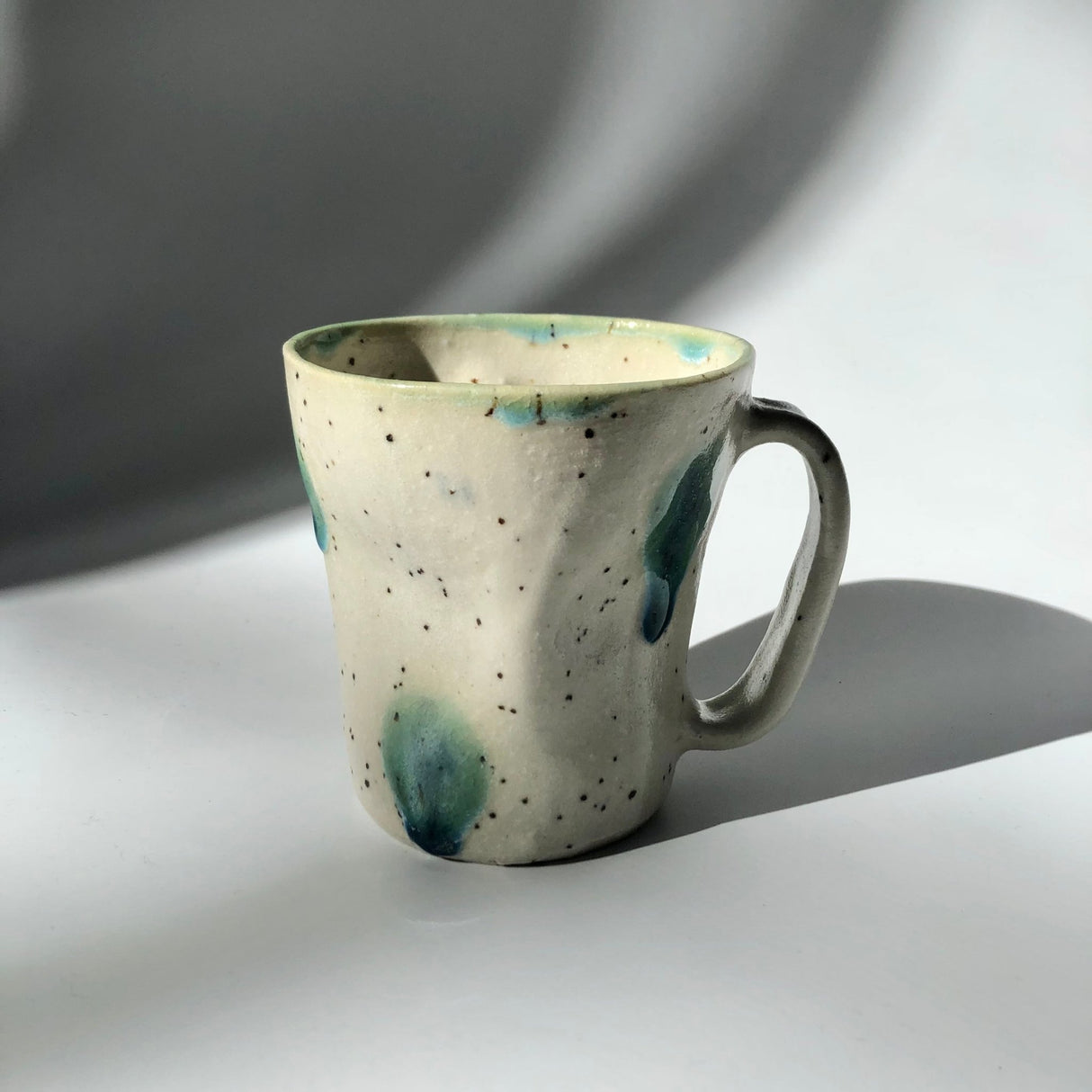 Hiroshi Hirai: Heart Shaped Mug Cup, Green Accents - tokinari.live