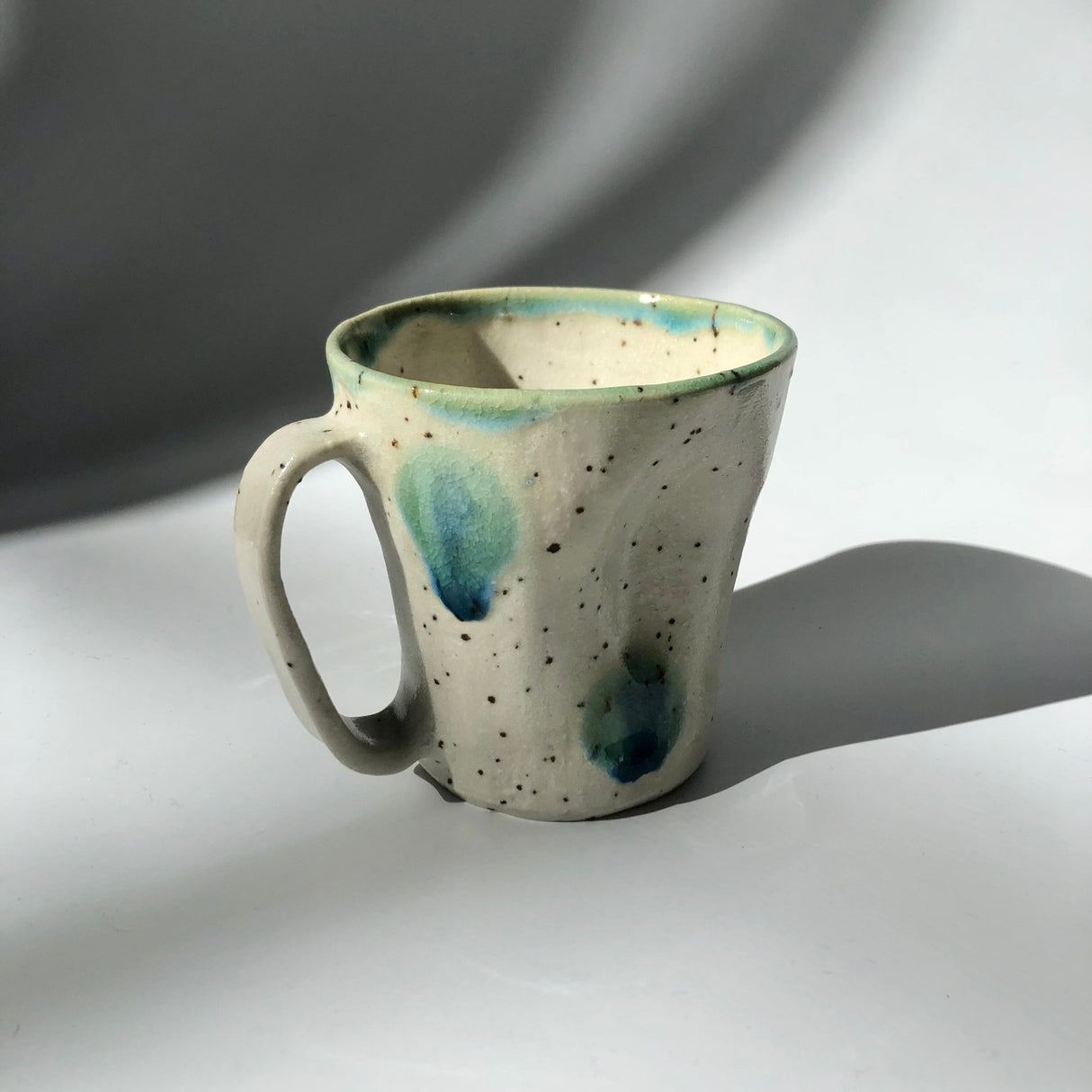 Hiroshi Hirai: Heart Shaped Mug Cup, Green Accents - tokinari.live