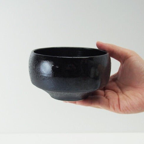 Saikai Ceramics: Hakuwan - Wabikuro, Black Porcelain Matcha Bowl with Gift Box - tokinari.live