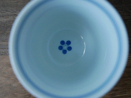 Saikai Ceramics: Red Trim, White Porcelain Yunomi Tea Cup with Blue Accents 150 ml - tokinari.live