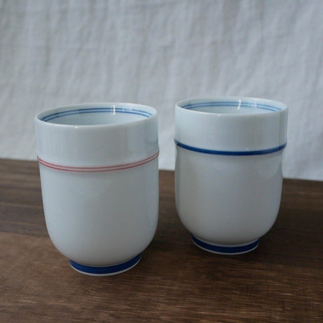 Saikai Ceramics: Red Trim, White Porcelain Yunomi Tea Cup with Blue Accents 150 ml - tokinari.live
