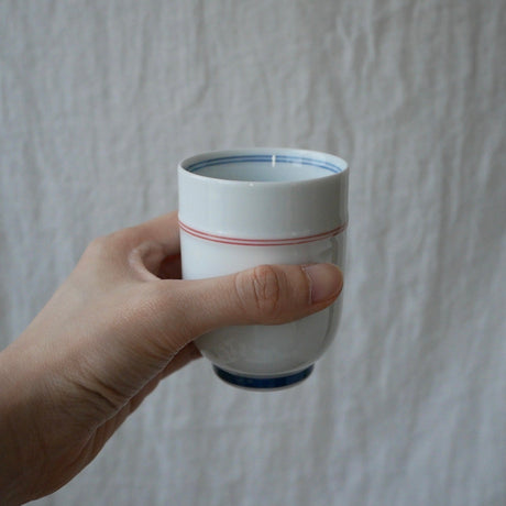 Saikai Ceramics: Red Trim, White Porcelain Yunomi Tea Cup with Blue Accents 150 ml - tokinari.live