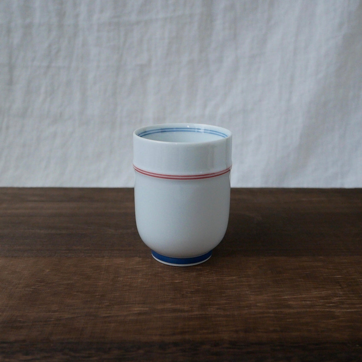Saikai Ceramics: Red Trim, White Porcelain Yunomi Tea Cup with Blue Accents 150 ml - tokinari.live