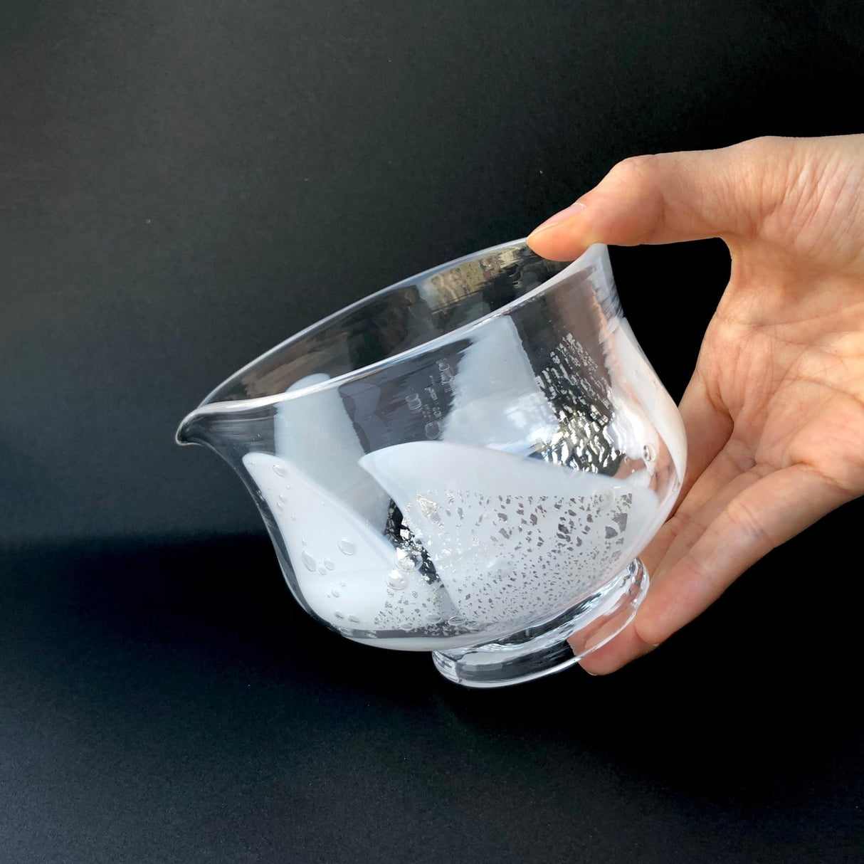 Suikaen: Katakuchi Chawan Glass Matcha Bowl with Spout (Tomoe, 巴) - tokinari.live