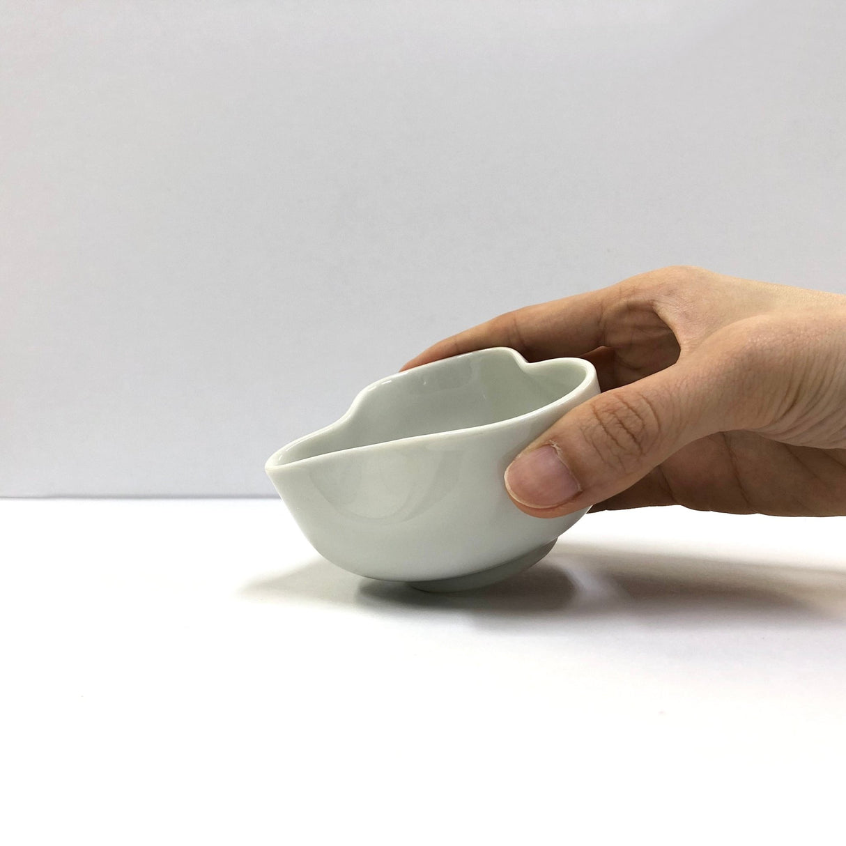 Yamatane: Tea Professional's White Porcelain Cooling Bowl, Yuzamashi - tokinari.live
