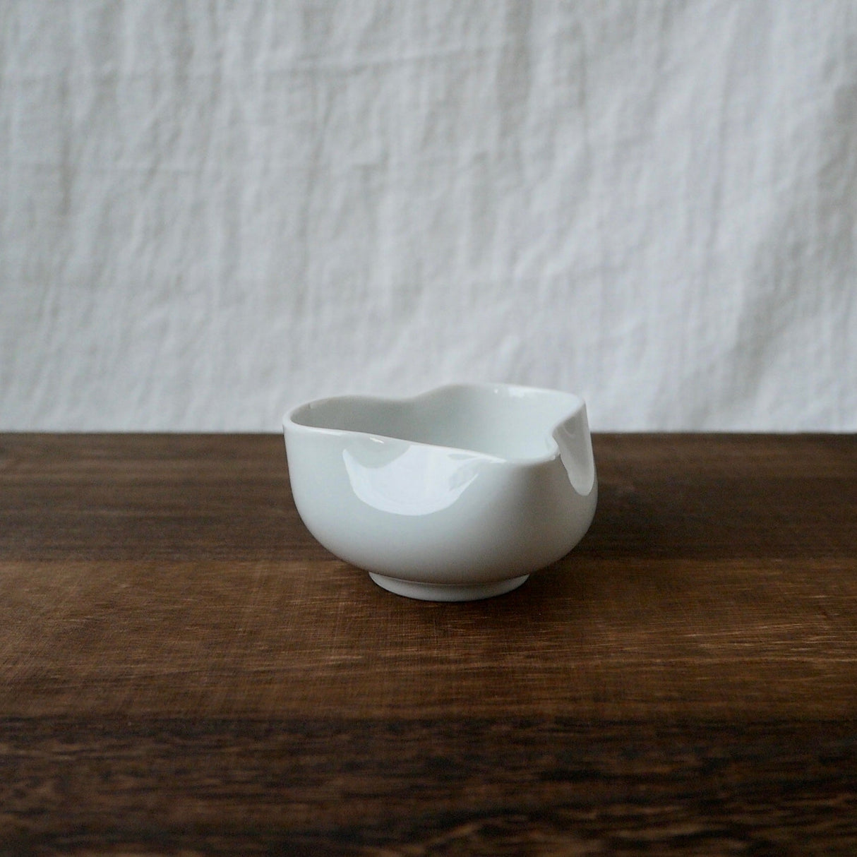 Yamatane: Tea Professional's White Porcelain Cooling Bowl, Yuzamashi - tokinari.live